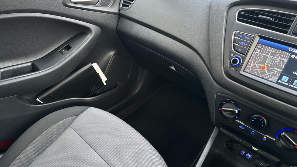 Hyundai i20 1.2 MPi Play 5dr Petrol Hatchback - Image 25
