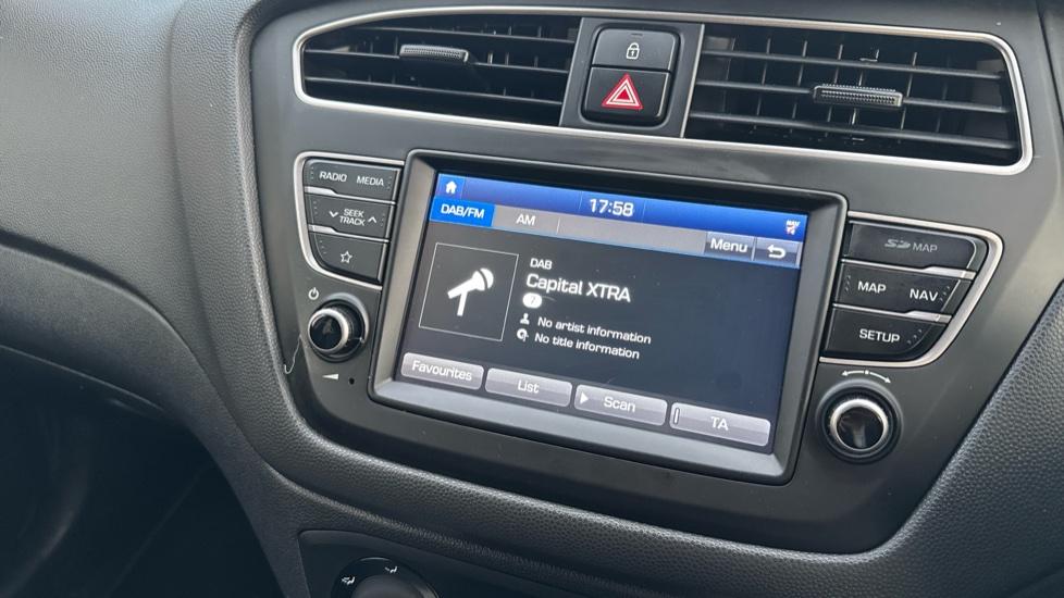 Hyundai i20 1.2 MPi Play 5dr Petrol Hatchback - Image 30