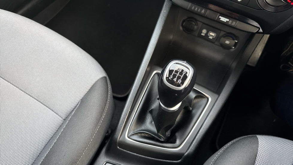 Hyundai i20 1.2 MPi Play 5dr Petrol Hatchback - Image 32