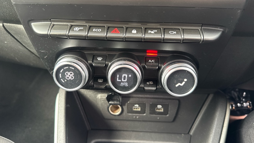 Dacia Duster 1.0 TCe 90 Prestige 5dr Petrol Estate - Image 31