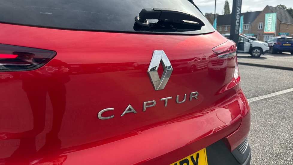 Renault Captur 1.3 TCE 130 Iconic 5dr Petrol Hatchback - Image 32
