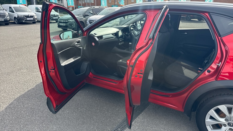 Renault Captur 1.3 TCE 130 Iconic 5dr Petrol Hatchback - Image 37
