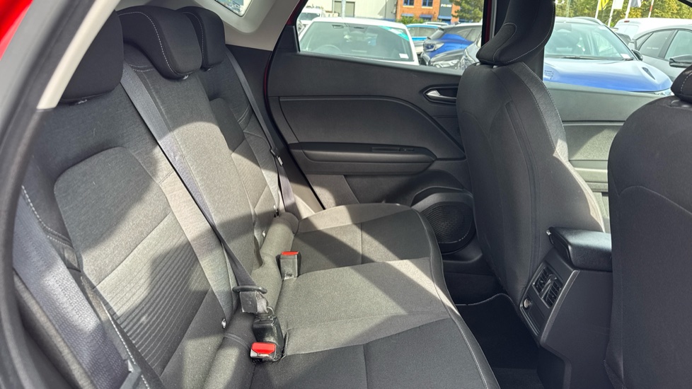 Renault Captur 1.3 TCE 130 Iconic 5dr Petrol Hatchback - Image 40