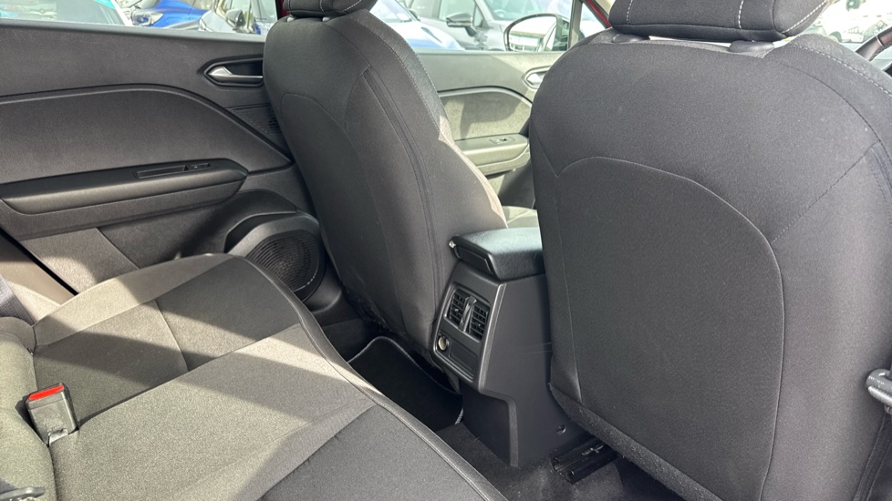Renault Captur 1.3 TCE 130 Iconic 5dr Petrol Hatchback - Image 42