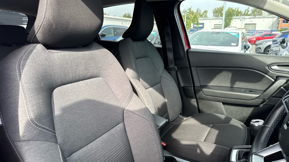 Renault Captur 1.3 TCE 130 Iconic 5dr Petrol Hatchback - Image 45