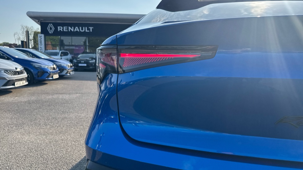 Renault Rafale E-Tech FHEV Iconic Esprit Alpine 5dr Auto 4C Hybrid Estate - Image 32