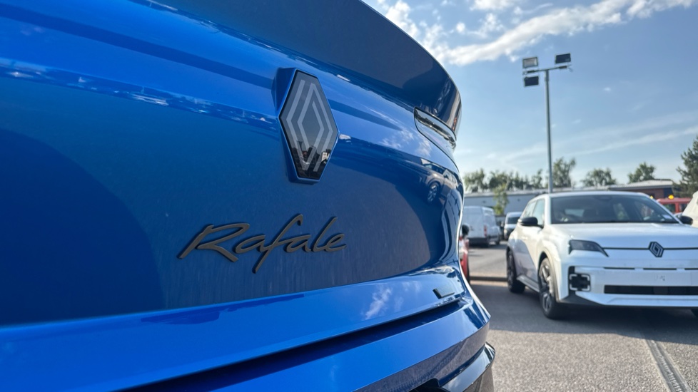 Renault Rafale E-Tech FHEV Iconic Esprit Alpine 5dr Auto 4C Hybrid Estate - Image 33