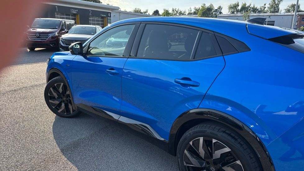 Renault Rafale E-Tech FHEV Iconic Esprit Alpine 5dr Auto 4C Hybrid Estate - Image 38