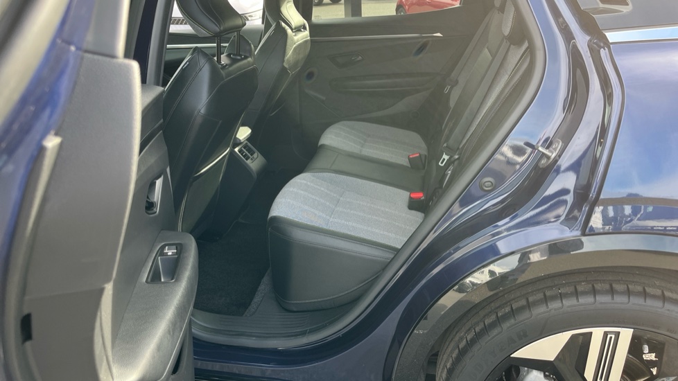 Renault Megane E-Tech EV60 160kW Iconic 60kWh Optimum Charge 5dr Auto Electric Hatchback - Image 16
