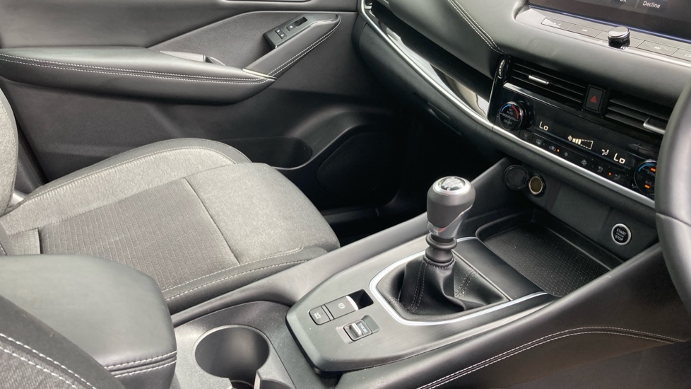 Nissan Qashqai 1.3 DiG-T MH N-Connecta 5dr Petrol Hatchback - Image 14