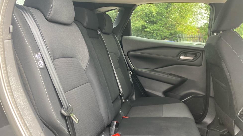 Nissan Qashqai 1.3 DiG-T MH N-Connecta 5dr Petrol Hatchback - Image 16