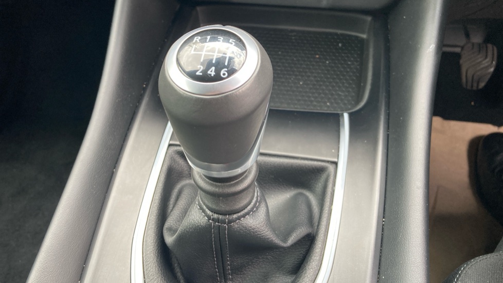 Nissan Qashqai 1.3 DiG-T MH N-Connecta 5dr Petrol Hatchback - Image 22