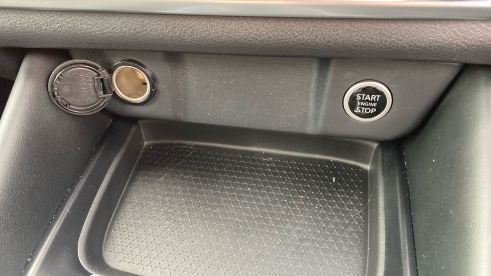 Nissan Qashqai 1.3 DiG-T MH N-Connecta 5dr Petrol Hatchback - Image 23