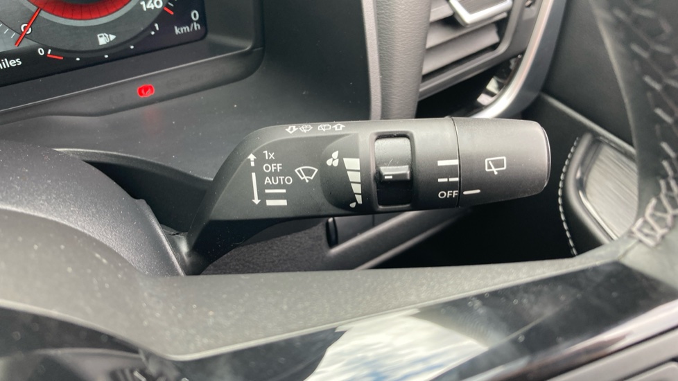 Nissan Qashqai 1.3 DiG-T MH N-Connecta 5dr Petrol Hatchback - Image 27
