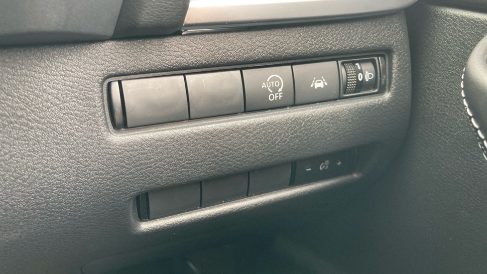 Nissan Qashqai 1.3 DiG-T MH N-Connecta 5dr Petrol Hatchback - Image 29