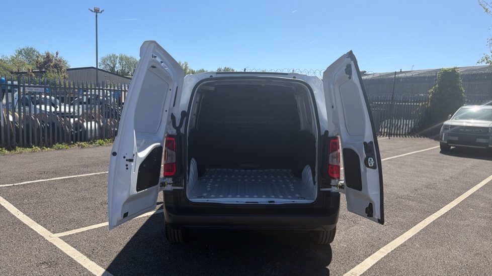 Peugeot Partner Standard Diesel 1.5 BlueHDi 130 Professional Van EAT8 - Image 4