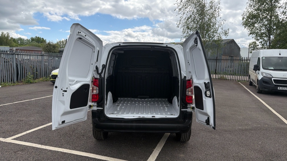 Peugeot Partner Standard Diesel 1.5 BlueHDi 130 Professional Van EAT8 - Image 4