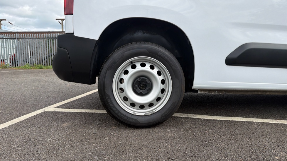 Peugeot Partner Standard Diesel 1.5 BlueHDi 130 Professional Van EAT8 - Image 7