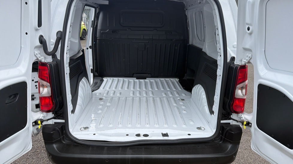 Peugeot Partner Standard Diesel 1.5 BlueHDi 130 Professional Van EAT8 - Image 16