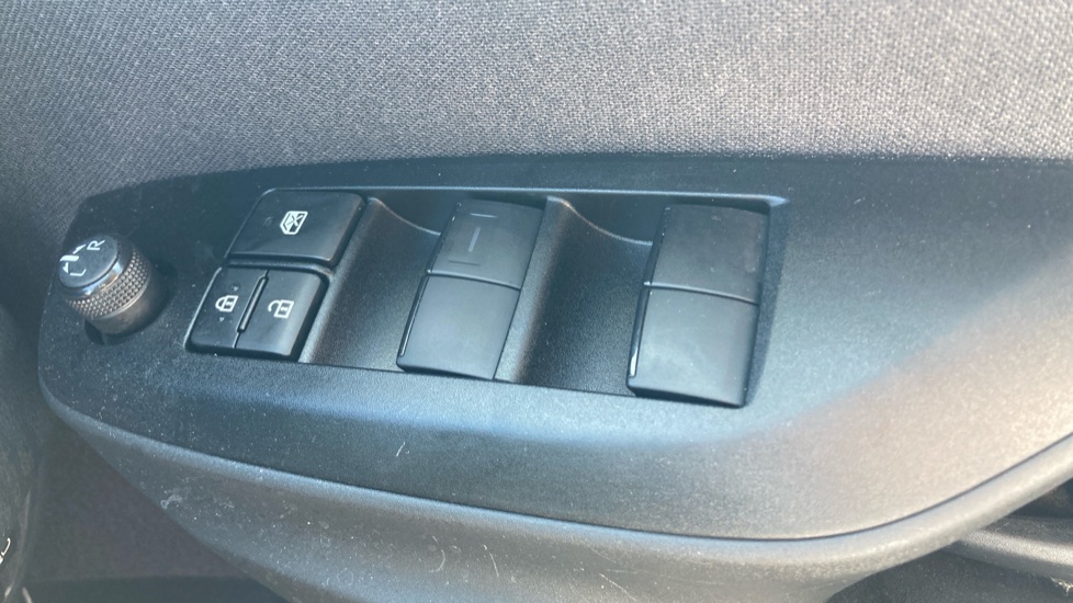Toyota Yaris 1.5 Hybrid Design 5dr CVT Hybrid Hatchback - Image 39