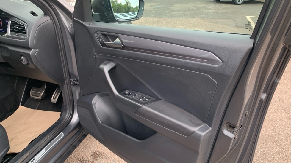 Volkswagen T-Roc 1.5 TSI EVO R-Line 5dr DSG Petrol Hatchback - Image 33