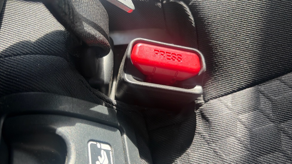 Toyota Yaris 1.5 Hybrid Icon 5dr CVT Hybrid Hatchback - Image 17