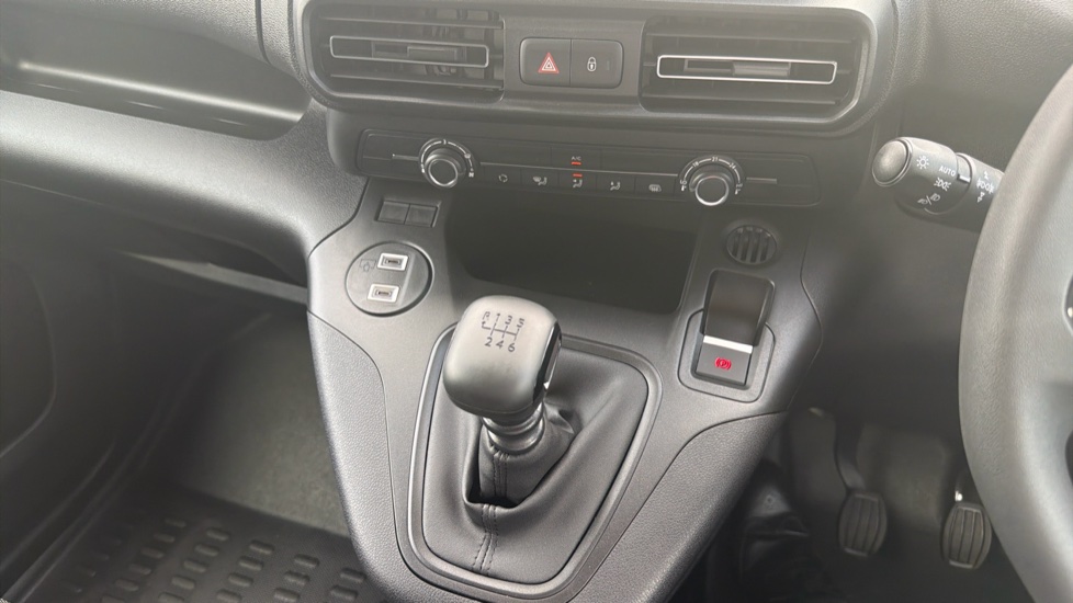 Peugeot Partner Standard Diesel 1.5 BlueHDi 100 Asphalt Van - Image 13