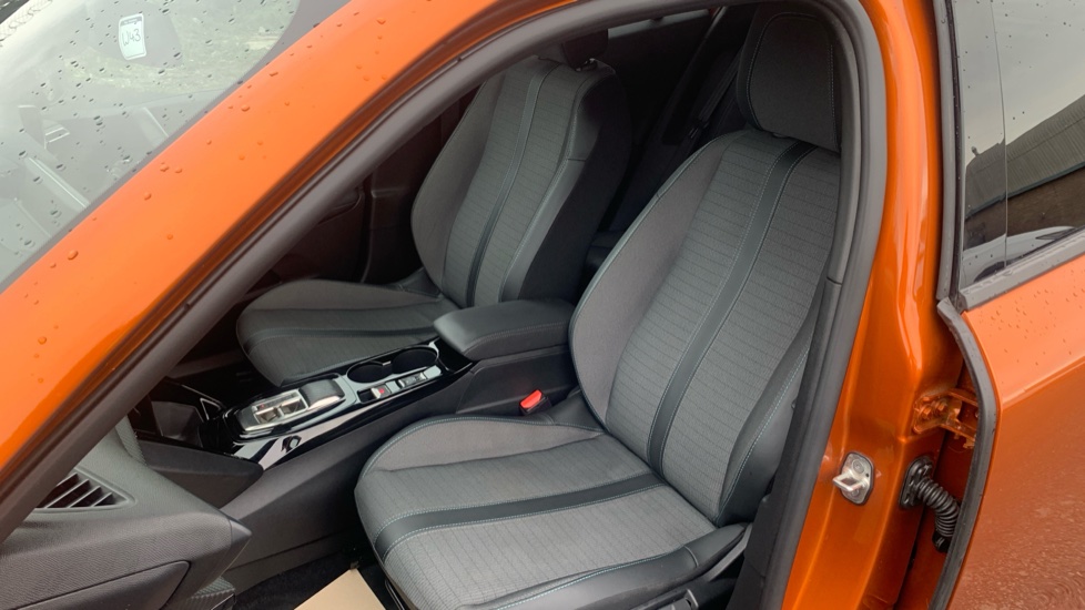 Peugeot 2008 1.2 PureTech 130 Allure Premium+ 5dr EAT8 Petrol Estate - Image 32