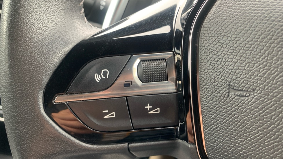 Peugeot 2008 1.2 PureTech 130 Allure Premium+ 5dr EAT8 Petrol Estate - Image 35