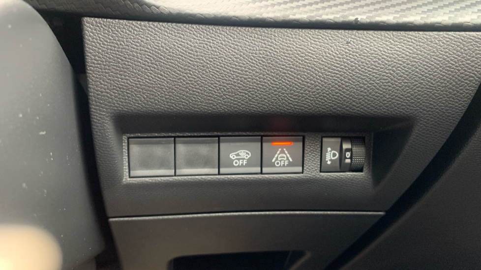 Peugeot 2008 1.2 PureTech 130 Allure Premium+ 5dr EAT8 Petrol Estate - Image 37