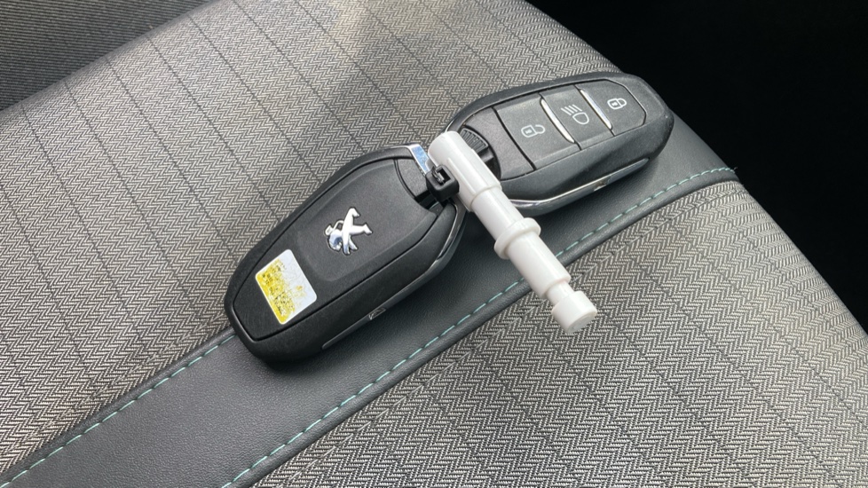 Peugeot 208 1.2 PureTech 100 Allure 5dr Petrol Hatchback - Image 20