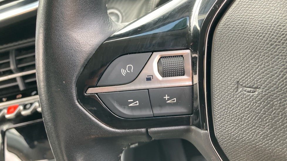 Peugeot 208 1.2 PureTech 100 Allure 5dr Petrol Hatchback - Image 21