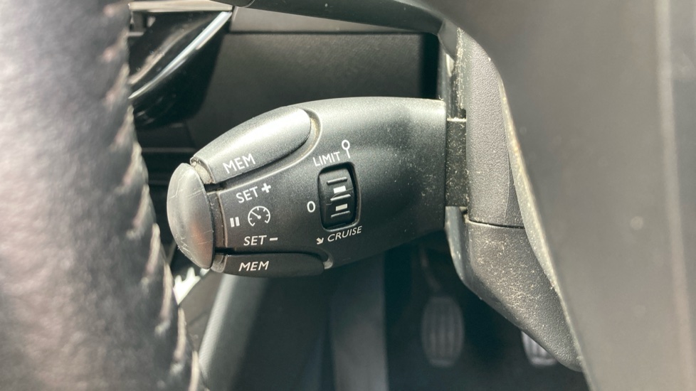 Peugeot 208 1.2 PureTech 100 Allure 5dr Petrol Hatchback - Image 25