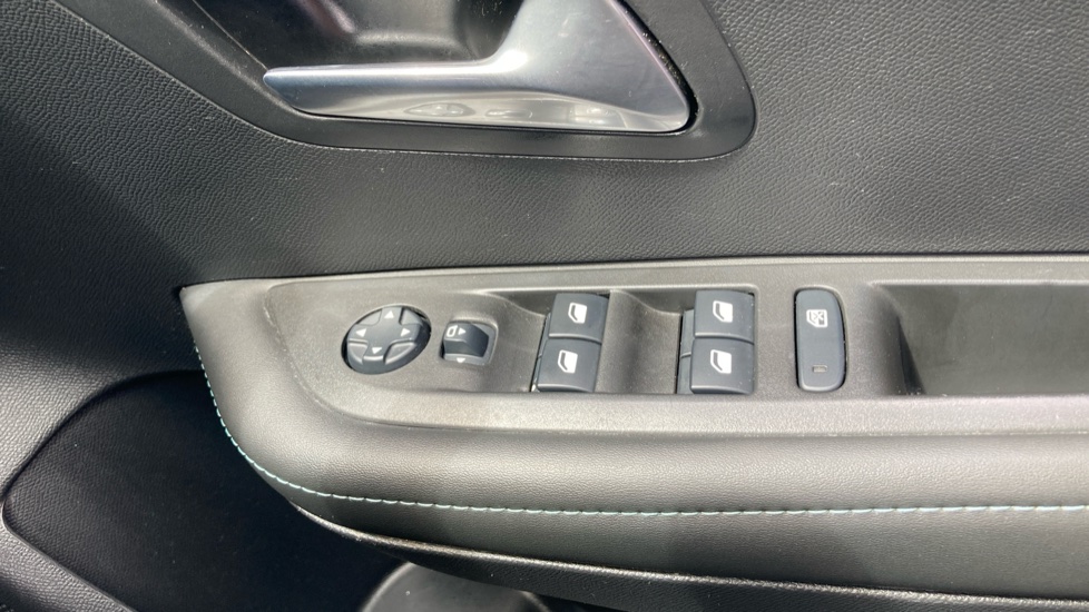 Peugeot 208 1.2 PureTech 100 Allure 5dr Petrol Hatchback - Image 28