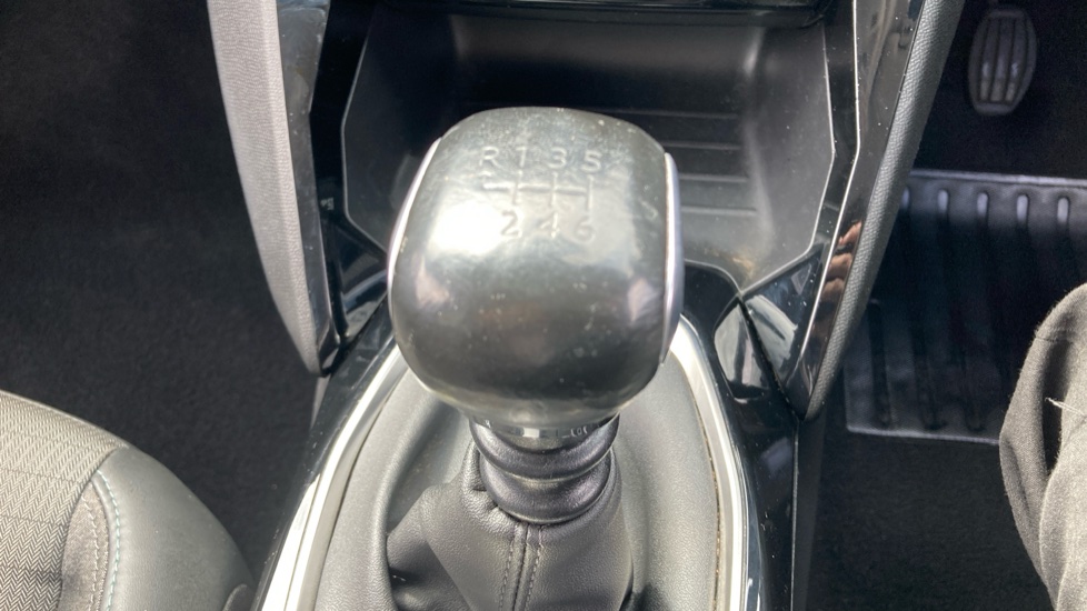 Peugeot 208 1.2 PureTech 100 Allure 5dr Petrol Hatchback - Image 33