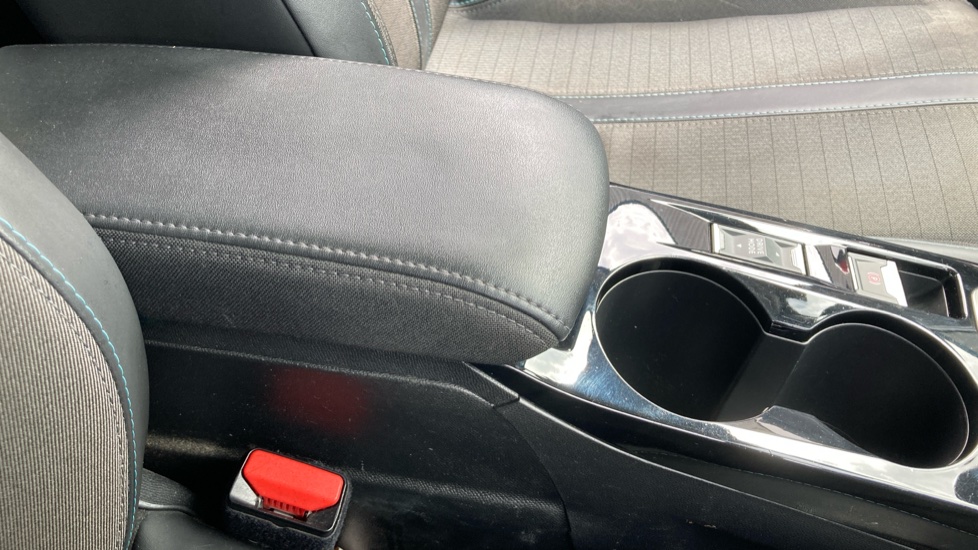 Peugeot 208 1.2 PureTech 100 Allure 5dr Petrol Hatchback - Image 36