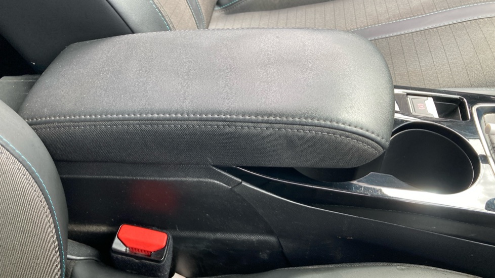 Peugeot 208 1.2 PureTech 100 Allure 5dr Petrol Hatchback - Image 37