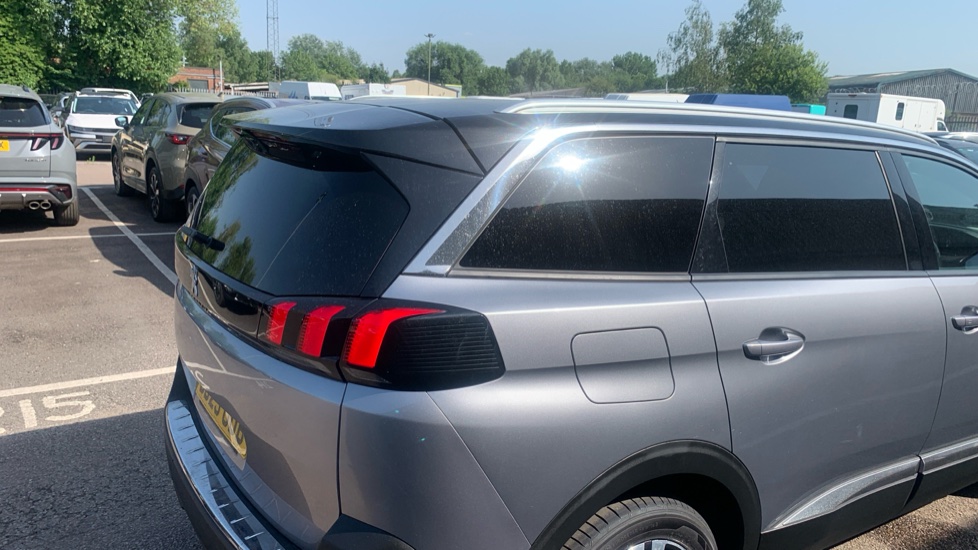 Peugeot 5008 1.2 PureTech Allure Premium+ 5dr EAT8 Petrol Estate - Image 26
