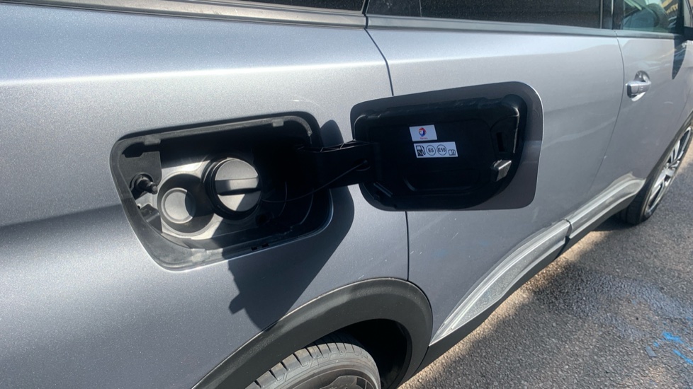 Peugeot 5008 1.2 PureTech Allure Premium+ 5dr EAT8 Petrol Estate - Image 27