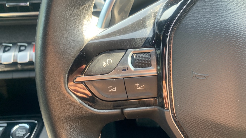 Peugeot 5008 1.2 PureTech Allure Premium+ 5dr EAT8 Petrol Estate - Image 32