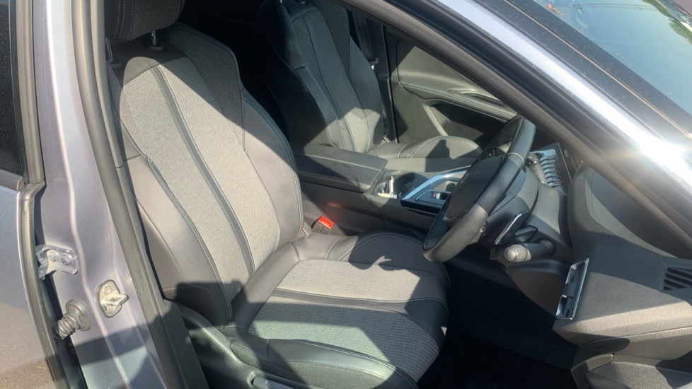 Peugeot 5008 1.2 PureTech Allure Premium+ 5dr EAT8 Petrol Estate - Image 45