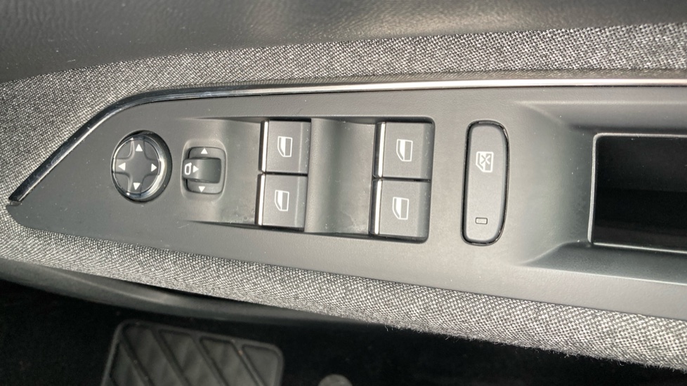 Peugeot 3008 1.2 PureTech Active Premium+ 5dr EAT8 Petrol Estate - Image 21