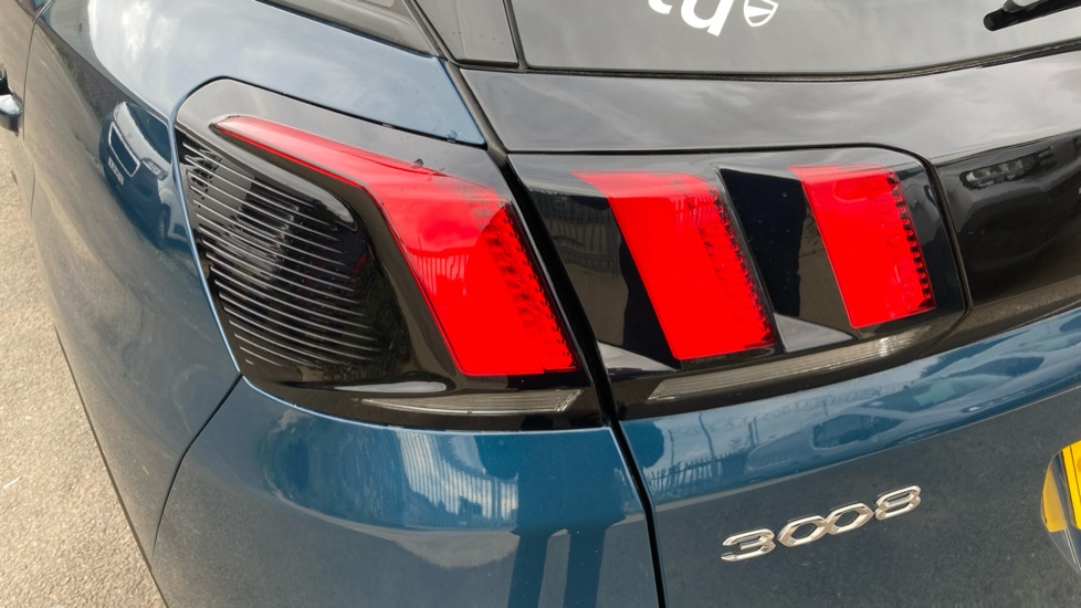Peugeot 3008 1.2 PureTech Active Premium+ 5dr EAT8 Petrol Estate - Image 33