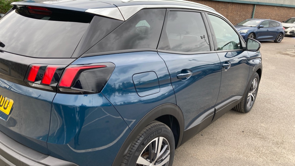 Peugeot 3008 1.2 PureTech Active Premium+ 5dr EAT8 Petrol Estate - Image 36