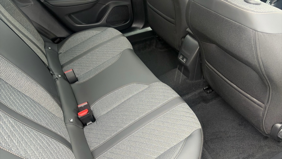 Peugeot 2008 1.2 PureTech 130 Allure 5dr Petrol Estate - Image 16