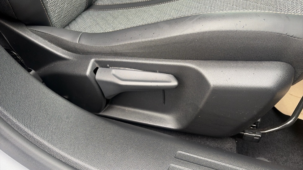 Peugeot 2008 1.2 PureTech 130 Allure 5dr Petrol Estate - Image 29