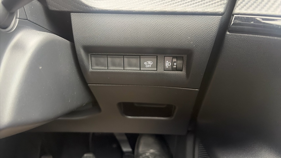 Peugeot 2008 1.2 PureTech 130 Allure 5dr Petrol Estate - Image 31