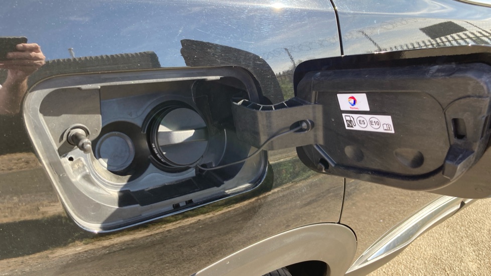 Peugeot 3008 1.2 PureTech GT Premium 5dr EAT8 Petrol Estate - Image 39