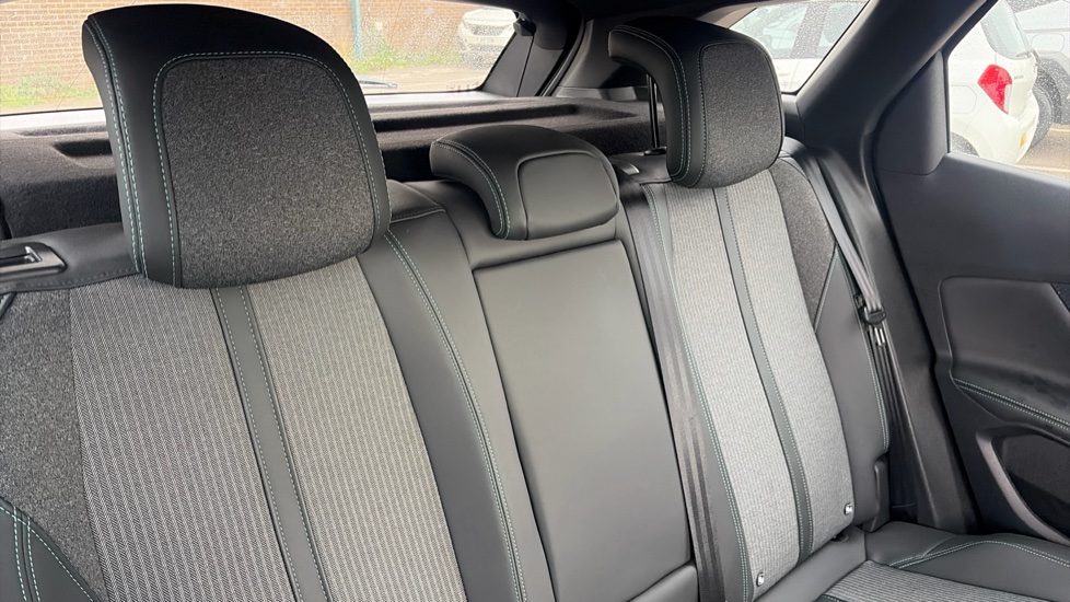 Peugeot 3008 1.6 Hybrid 225 Allure 5dr e-EAT8 Estate - Image 15
