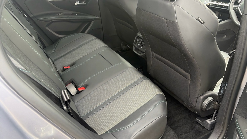 Peugeot 3008 1.6 Hybrid 225 Allure 5dr e-EAT8 Estate - Image 16